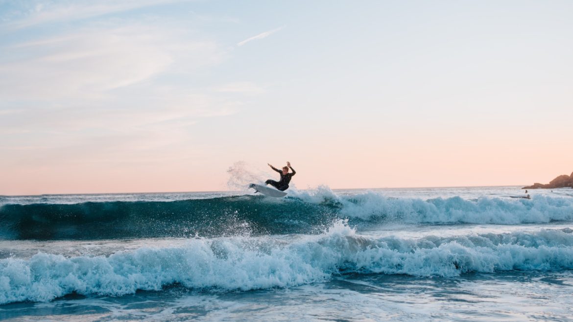 Surf : comment débuter et choisir la planche idéale pour vous ?